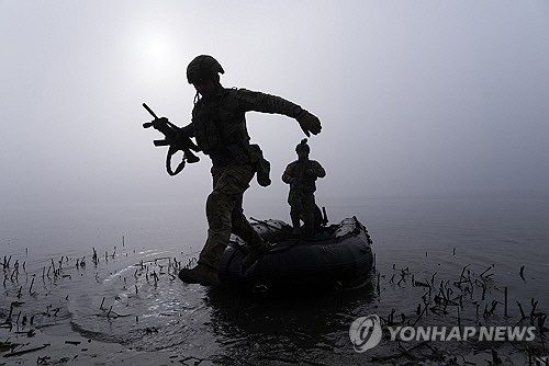 드니프로강을 건너는 우크라이나군[AP 연합뉴스 자료사진]